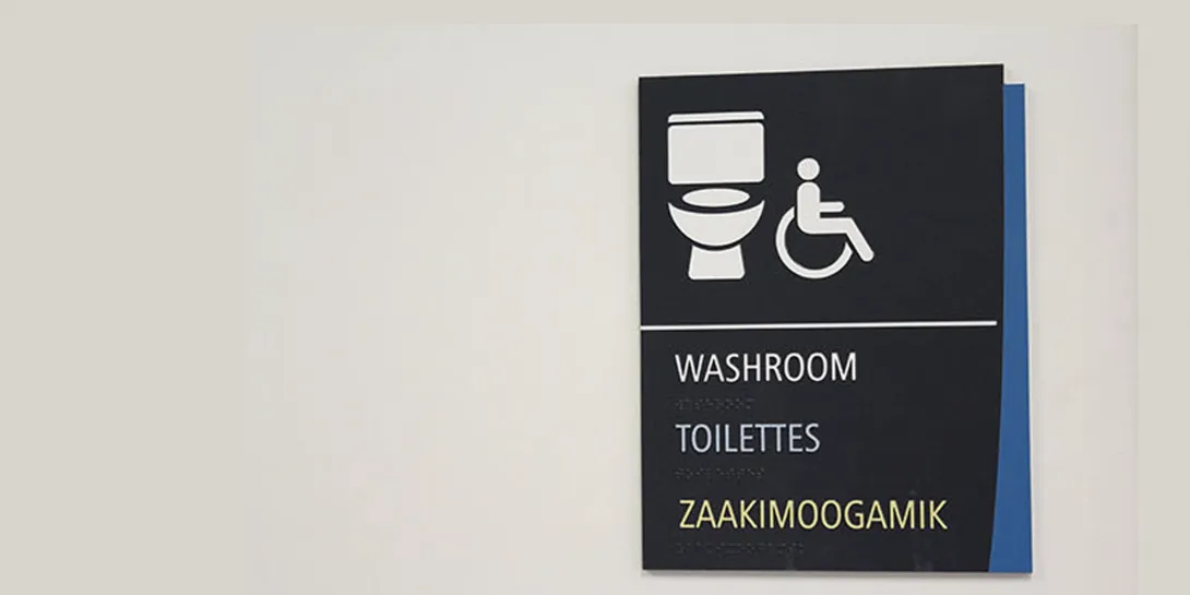 Un panneau indiquant les toilettes accessibles.