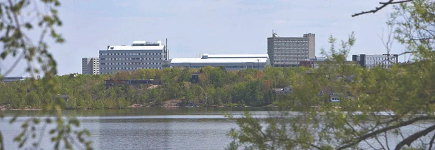 Vue du campus de l'Université Laurentienne depuis le lac Ramsey