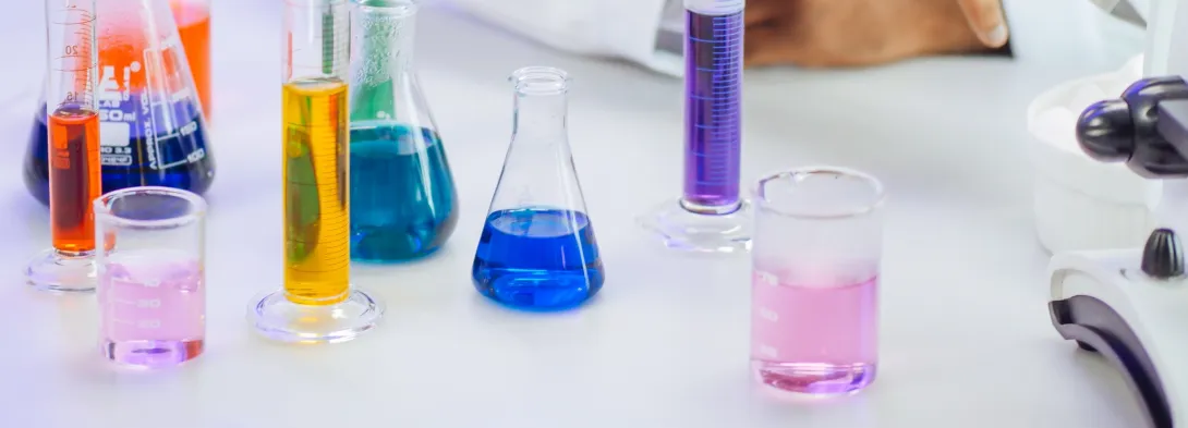 Tubes de laboratoire contenant diverses substances 